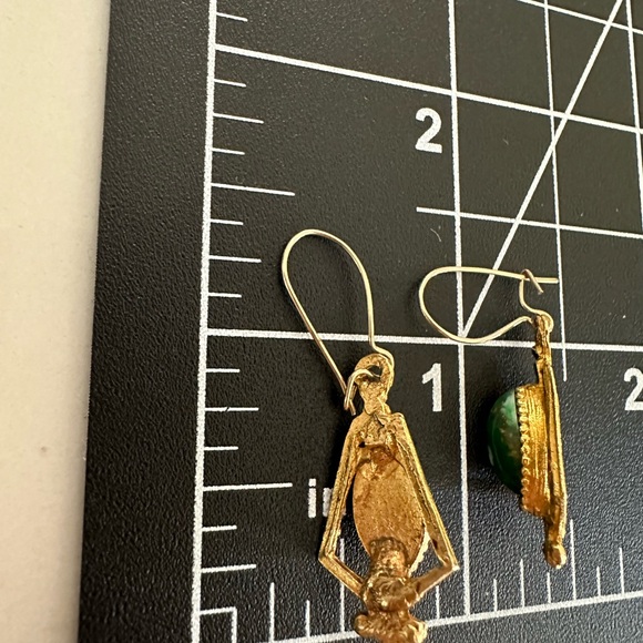 Gold tone Egyptian look earrings with green stone - Picture 5 of 5